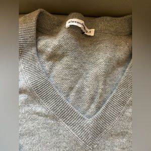 Long sleeve wool cashmere sweater in grey melange.